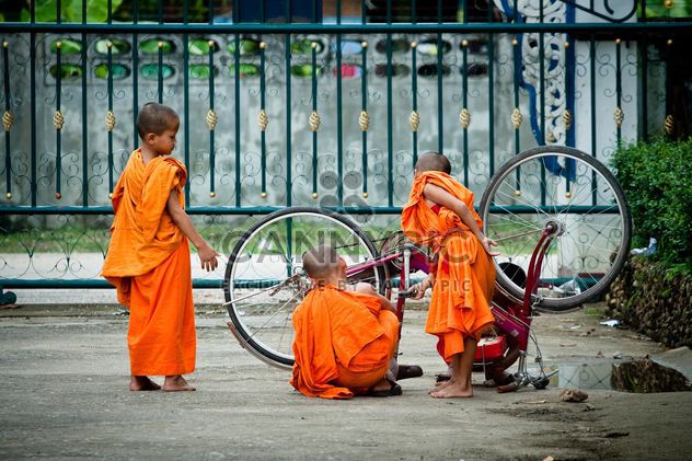 Small boys repair bicycle - image gratuit #136479 