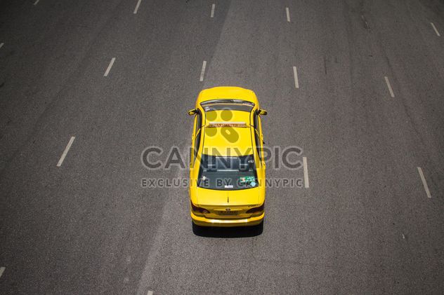 Yellow taxi on highway - бесплатный image #136579