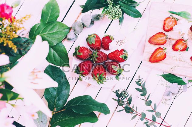 Fresh strawberries, flowers and green leaves - Kostenloses image #136609