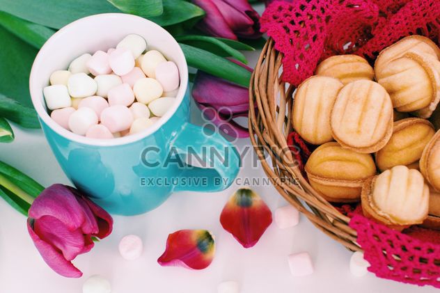 Cookies, marshmallows and tulips - image gratuit #182719 