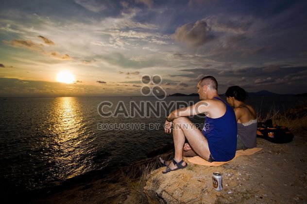 Couple sitting on ocean coast - image gratuit #183419 