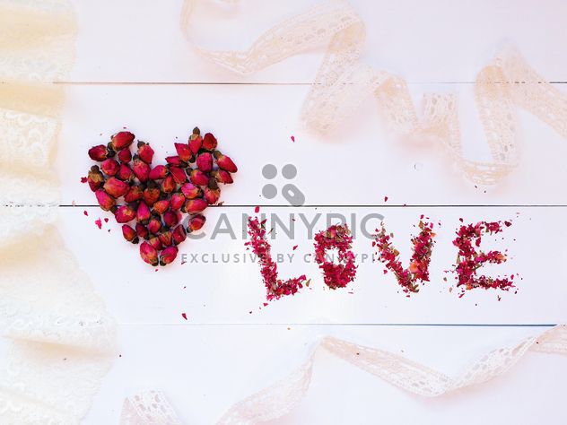 Heart made of small rose buds and word love - бесплатный image #184239