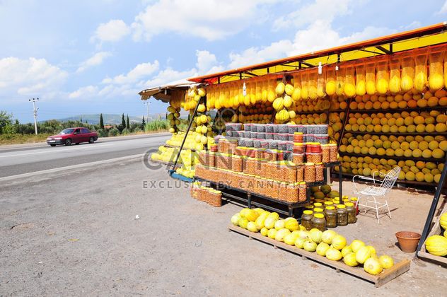 Melon and olive market by the roadside - image #185949 gratis