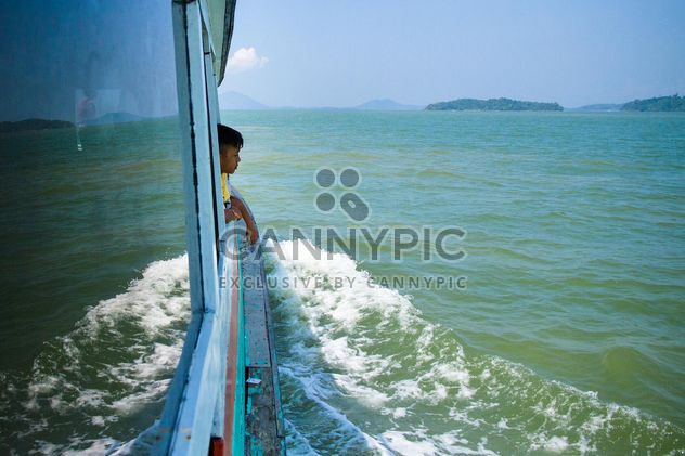 Kid in a boat - image #186019 gratis