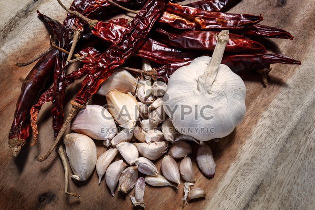 Chili peppers and cloves of garlic - image #186069 gratis