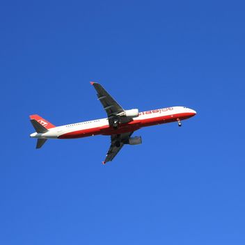 Airplane on background of sky - image #186649 gratis