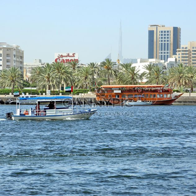 View of Dubai and boats on water - image #186659 gratis
