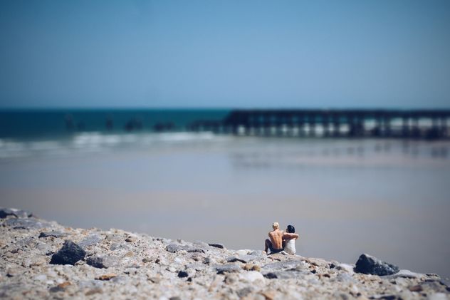 Miniature people on the beach - бесплатный image #187139