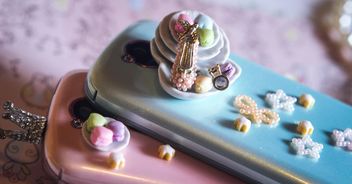 two smartphones pink and blue with stars and little plate - Kostenloses image #187259