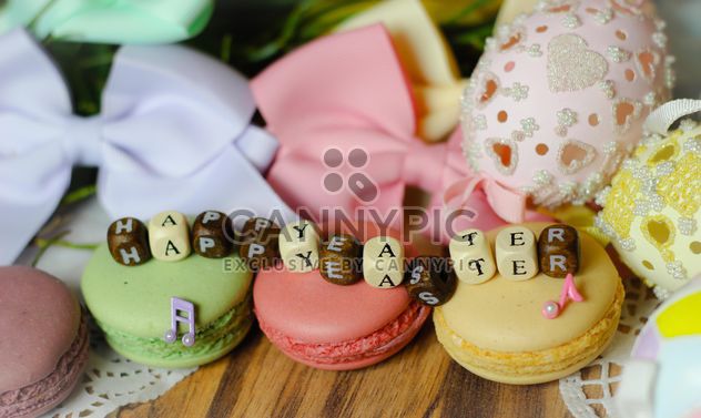 Macaroons, Easter decorations and message Happy Easter - бесплатный image #187579
