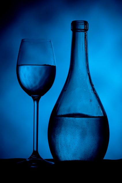 Goblet and bottle with liquid - бесплатный image #187739