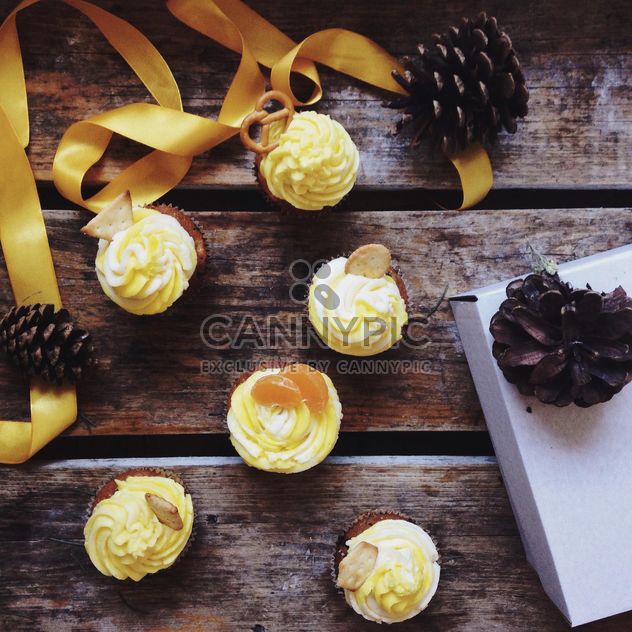 Christmas cupcakes, pine cones and ribbon - бесплатный image #198459