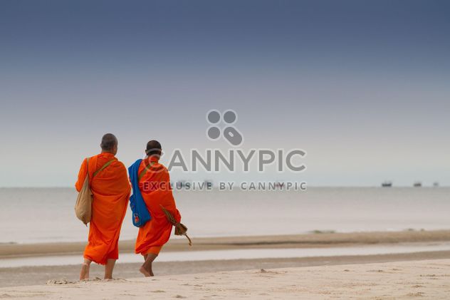 Thai Monks walking on the beach - Kostenloses image #200169