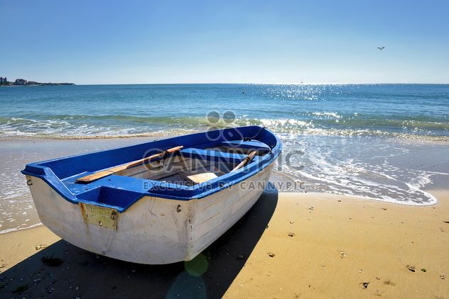 the white boat on the sand - image #272519 gratis