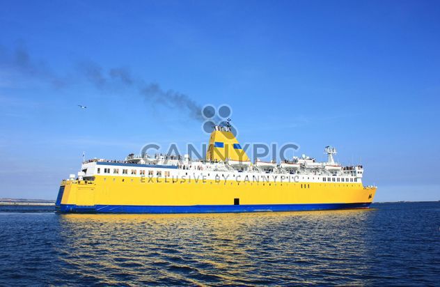 Yellow ship in the sea - image #272619 gratis