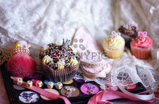 Eyeshadows with cupcakes - image #273769 gratis