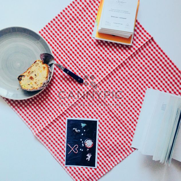 Cake on the plate, book and card on red checkered dishcloth - Kostenloses image #273869