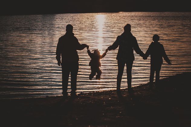 Family on shore of lake at twilight - бесплатный image #273889