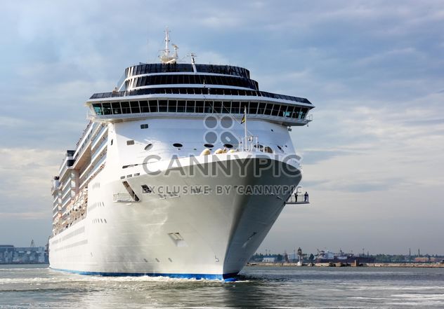 large beautiful cruise ship at sea - бесплатный image #301599