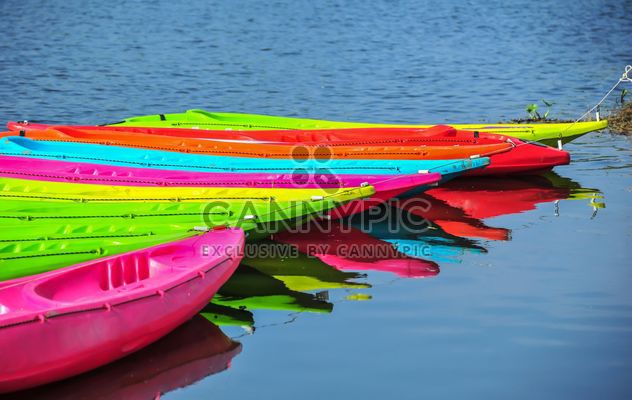 Colorful kayaks docked - image #301649 gratis