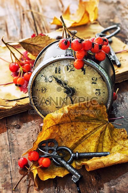 Old clock, yellow leaves and keys - image #301999 gratis