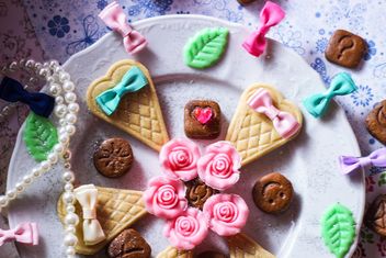 Tiny chocolate cookies still life - image gratuit #302509 