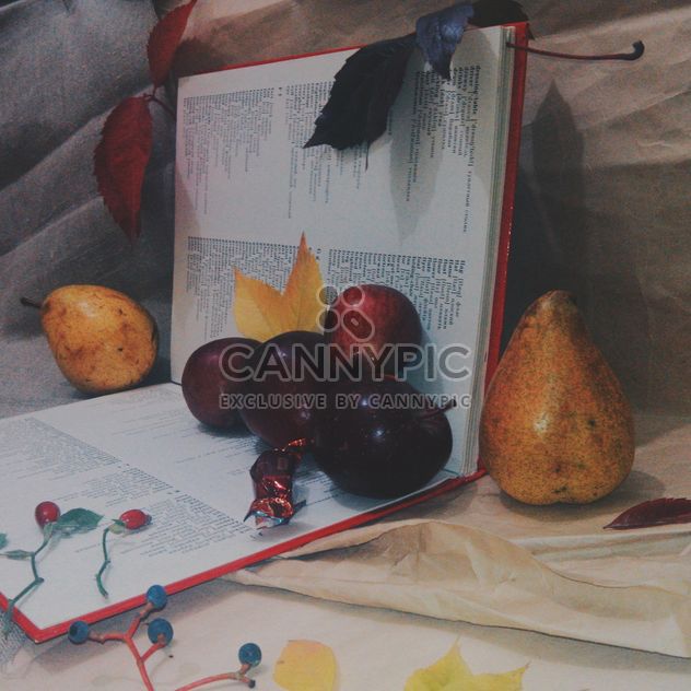 Still life of apples on a book - image gratuit #303349 