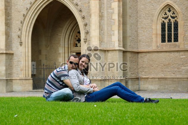 Couple on grass - image #304449 gratis