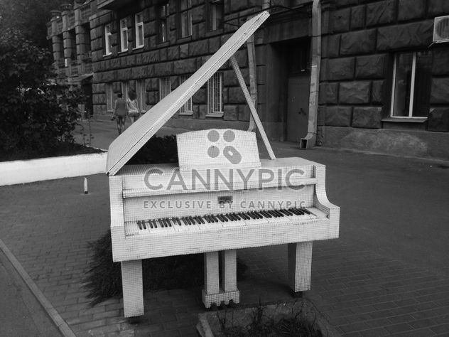 White Piano on a streets of Kiev - image gratuit #304639 