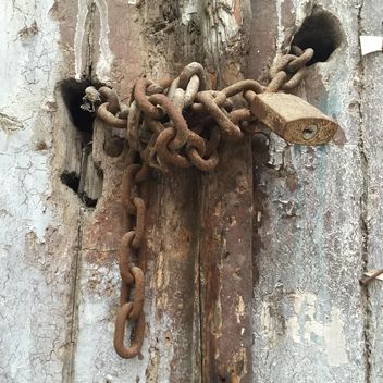 rusty lock on an old wooden door - image #305769 gratis