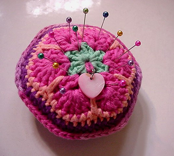 AFRICAN FLOWER pincushion with long pearlized pins - Free image #308939