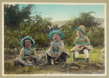 Vintage Portrait Photo Picture of three children sitting on a hillside - image #314149 gratis