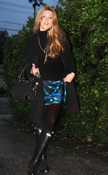rainy day outfit+rain boots+rain coat+all black with pop of print+hunter wellies - Kostenloses image #314549