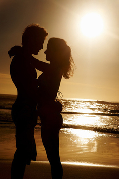 A young couple romancing at the beach - бесплатный image #317959