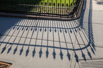 Brooklyn Street Scenes - Shadow of Fence on Sidewalk Corner Outside Brownstone, Carroll Gardens - image #321549 gratis