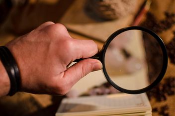 Hand holding magnifying glass - image gratuit #327349 