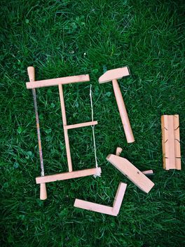 wooden toy tools on grass - бесплатный image #329169
