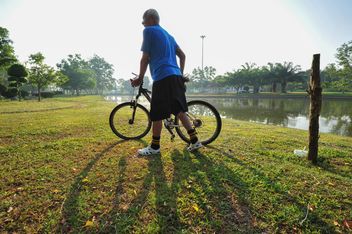 Man riding a bicycle - бесплатный image #330359