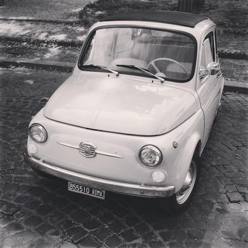 Fiat 500 in street - image #331589 gratis