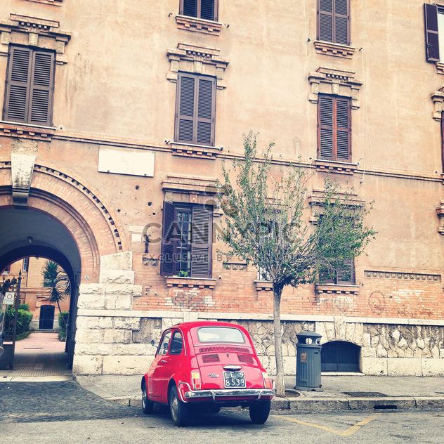 Red Fiat 500 near the house in Rome - image #331779 gratis