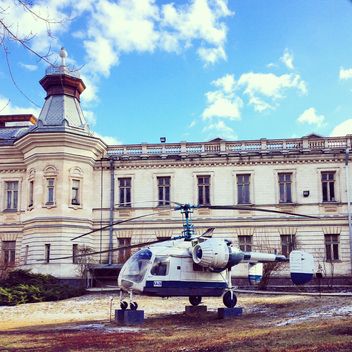 Helicopter in front of building - бесплатный image #332079
