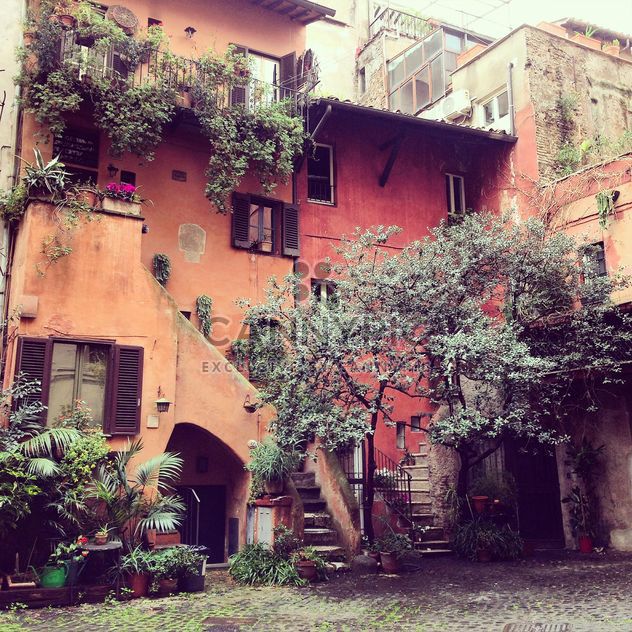 Old orange house in Rome - image #332289 gratis