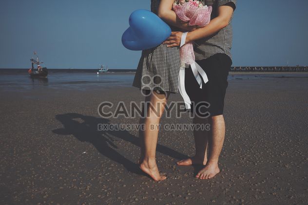 lovers on the beach - image #332869 gratis
