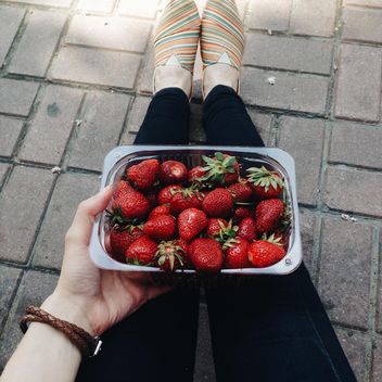 Strawberry in plastic box - image gratuit #334309 