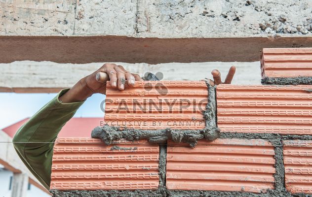 Construction worker laying bricks - image gratuit #338249 