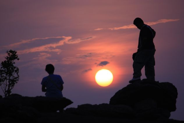 Silhouettes of people at sunset - image gratuit #338499 