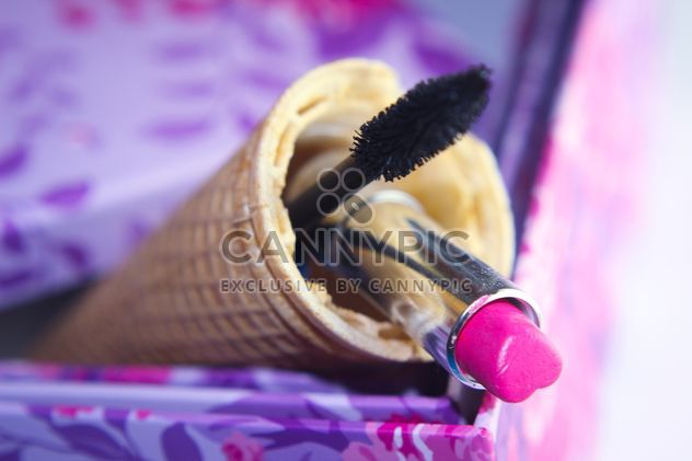 Pink makeup brush and pearls on a plate - image gratuit #341469 