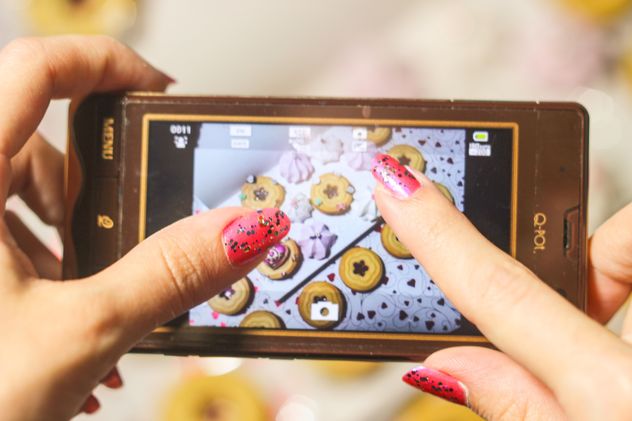 Smartphone decorated with tinsel in woman hands - Kostenloses image #342179