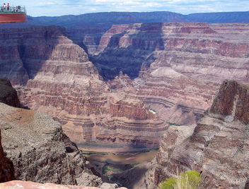 USA (Grand Canyon, AZ) View of Colorado River at the bottom of canyon. Notice how high is the skywalk at the top left. - Kostenloses image #342449