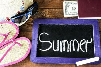 Small blackboard with word summer and summer accessories - Kostenloses image #344549